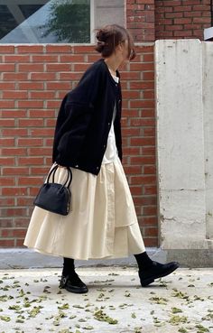 Japanese Fashion Women Models, Business Casual Vintage, Kyoto Street Style, Short Wool Coat Outfit, Plain Jane Aesthetic, Modest Fashion 2023, Japan Fashion 2023, Fall Outfits Layering, London Outfits September