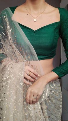 Unique Saree Blouse Styles, Green Blouse Designs For Saree Bridal, Green Blouse Saree, Sari Lehenga, Blouse Lehenga, Saree Blouse Styles