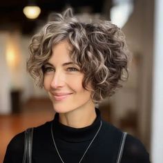 Pelo Bob Ondulado, Volume Hairstyles, Short Wavy Haircuts, Short Curly Hairstyles For Women, Natural Curly Hair Cuts, Grey Curly Hair, Hairstyles Natural, Curly Hair Photos, Wavy Haircuts