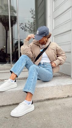 Fall White Tennis Shoes Outfit, Casual Game Outfits, Yankees Game Outfit Fall, Womens City Fashion, Light Jean Jacket Outfit Fall, Nice Outfit With Sneakers, Spring College Outfits 2023, Cold Coast Outfit, Supermarket Outfit Casual