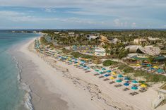 Batizada de Lookout Cay, a ilha exclusiva no Caribe tem estruturas arquitetônicas que representam a fauna, a flora, o oceano e as tradições locais A Disney Cruise Line acaba de inaugurar a ilha Lookout Cay, cercada pelas águas calmas e transparentes das Bahamas, para receber os turistas que viajam em seus cruzeiros. Após 25 anos, quando a foi aberta a Castaway Cay, a primeira ilha da Disney na região, o novo projeto tem como principal preocupação a preservação do meio ambiente. Por is...