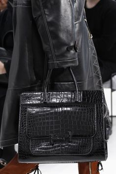 Tod's Autumn/Winter 2017 Ready-to-Wear Details | British Vogue Modern Handbag, Crocodile Bags, Handbag Pattern, Chic Bags, Crocodile Leather, Leather Bags Handmade