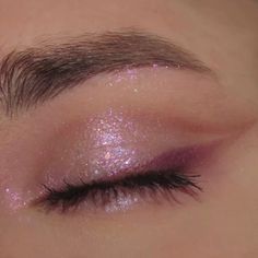 Glitter Purple Makeup, Light Shimmer Eye Makeup, 2023 Makeup Looks, Pink Glitter Eyeshadow, Silvester Make Up, Prom Eye Makeup, Cute Eye Makeup