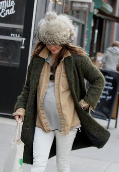 Keri Russell shows off her growing baby bump after enjoying lunch in Manhattan. Michelle Williams Hair, Fashion Competition, Mile End, Keri Russell, The Americans, Cream Blouse, Michelle Williams