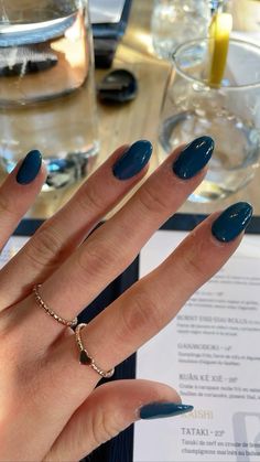 Navy Tips Nails Almond, Nail Inspiration Classy, Oval Gel Nails Ideas, Best Nails For Pale Skin, Europe Nails Summer, Royal Blue Nails Oval, Apres Nail Ideas, Nails Europe Summer, Simple Summer Nails Oval