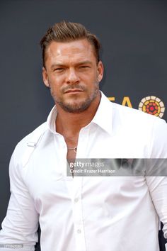 the actor is posing for photographers on the red carpet at the 2013 espy awards