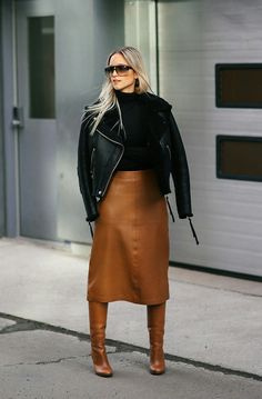 Black Shearling Jacket, Rok Outfit, Chic Work Outfits, Brown Leather Skirt, Winter Fashion Outfits Casual, Leather Midi Skirt, Outfit Trends, Leather Outfit, Winter Fashion Outfits