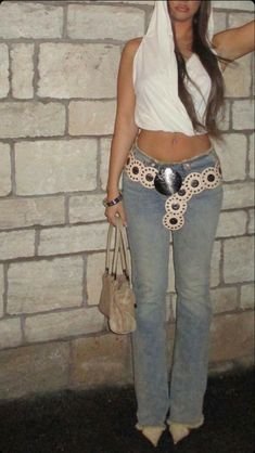 Cropped Shrug Outfit, Chunky Belt Outfits Y2k, Beyonce Outfits 2000s, Fashion Killa Aesthetic, Beyonce 2000s Fashion, Fashion Killa Summer, Disk Belt, Lowrise Jeans, Y2k Boho
