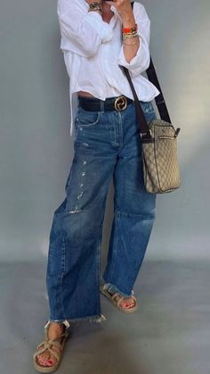 Jeans With Jean Jacket Outfit, High Waisted Cropped Jeans Outfit, Hobo Chic Outfits, Jeans And White Top Outfit, Blue Jeans White Shirt Outfit, White Shirt Denim Jeans, Look Boho Chic, Look Boho, Cooler Look