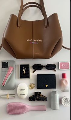 Whats In Bag, Bags Aesthetic School, Uni Bag Aesthetic, Whats In My Bag Essentials, Whats In My Travel Bag, Travel Bags Aesthetic, Bags For Uni, Uni Bag Essentials, What Is In My Bag