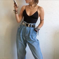 Vintage mom jeans || very good condition || size 14 but also look good oversized, I'm size 6 for reference || follow my insta for free postage || ignore ### wavy rare retro vintage 00s 90s 80s urban sports sport festival y2k high waisted light wash denim boyfriend #cybermonday Mama Jeans, Fest Outfits, Mode Grunge, Vintage Mom Jeans, Vintage Mom, Outfit 90s, 90's Fashion, 90s 80s