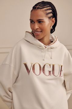 Felpa con cappuccio VOGUE Handcraft Edition crema con logo ricamato – VOGUE Collection Italia Ash, Models, Oversized Hoodie, Size Chart, ? Logo