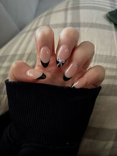 black french tip nails with bow French Tip Bow Nails Almond, Cute Nails Black French Tip, French Tip Nail With Bow, Black Heart French Tip Nails, Cute Nails For A Black Dress, Bow Nails Aesthetic, French Tip With Bow Design, French Tip With Black Design, Bow Nails French Tip