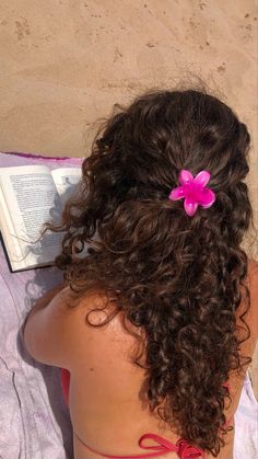 #readin #beach #summer #aesthetic Beach Things Aesthetic, Summer Aesthetic Curly Hair, Natural Curly Beach Hairstyles, Curly Hair On Beach, Beach Pics Inspiration, Hairstyles Summer Aesthetic, Curly Hair Astethic, Aesthetic Hair Pics, Beach Hair Curly