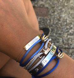 Blue Bracelet Stack, Prep Asthetic, Bracelet Stack Summer, Summer Accesories, Stile Kendall Jenner, Skandinavian Fashion, Bracelet Cartier, Dope Jewelry, Jewelry Lookbook