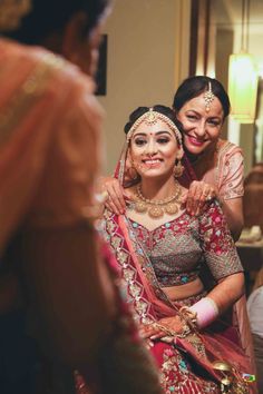 15 Pictures Of Brides And Their Moms That Made Us Go 'Aww'- You Must Get These Clicked Too! Mother Daughter Wedding Photos, Mother Daughter Poses, Mother Daughter Wedding, Bridesmaid Poses, Indian Bride Photography Poses, Bride Photos Poses, Sisters Photoshoot Poses, Bridesmaid Photoshoot, Indian Wedding Poses