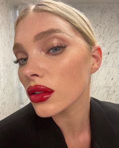 Red Lip Aesthetic Makeup, Festive Makeup Christmas, Red Lips Blonde Hair, Red Lips Aesthetic, Red Lipstick Aesthetic, Red Lip Makeup Look, Red Lip Look, Red Lips Makeup Look, Red Lipstick Makeup