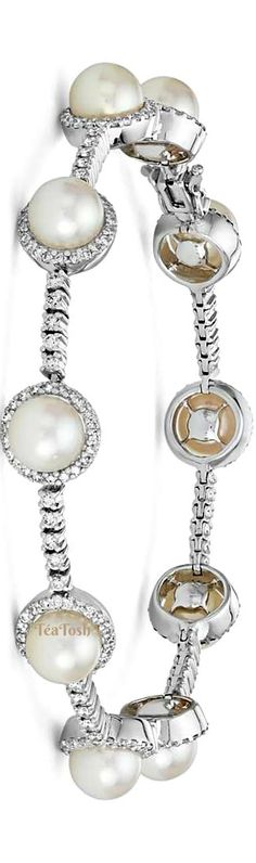 a bracelet with pearls and diamonds on it