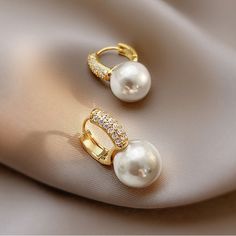 Boucles d'oreilles Hooply Pearl pour les femmes qui n'ont pas peur de l'attention


 style: boucles d'oreilles créoles de perles


 Taille (Longueur * Largeur): 37mm * 26mm


 Forme \ motif : rond


 Type de perle : Perle simulée


 Type de métaux : alliage de zinc


 Matériel: PERLE Long Pearl Earrings, Afrikaanse Mode, Korean Jewelry, White Pearl Earring, Elegante Casual, Statement Drop Earrings, Pearl Hoop Earrings, Big Earrings, Styl Vintage