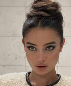 Marla Fontane Hair, Brunette Makeup Brown Eyes, Smudgy Eye Make Up, Kelsey Merritt Makeup, Silver Or Gold Jewelry Skin Tone, Makeup For Amber Eyes, Dark Natural Makeup, Deepset Eye Makeup, 90s Make Up Look