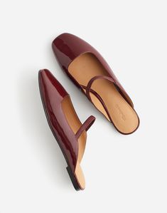 Madewell Mules, Mules Outfit, Trending Flats, Fall Wardrobe Essentials, Work Shoes Women, Leather Industry, Red Flats, Flat Mules, Comfortable Flats