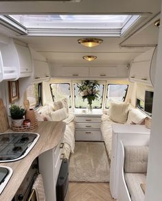 Live In Caravan, Aesthetic Camper Van Interior, Renovating Caravans Interiors, Aesthetic Trailer Interior, Caravan Aesthetic Inside, Aesthetic Van Interior, Motor Home Interior Ideas, Static Caravan Decor, Aesthetic Rv Interior