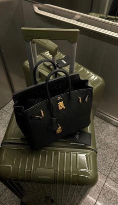 Baggage Aesthetic, Skor Sneakers Nike, Kylie Francis, Foto Glamour, Airport Aesthetic, Skor Sneakers, Rich Girl Aesthetic, Rich Girl Lifestyle, Pretty Princess