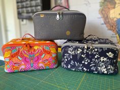 The Enigma pouch makes a great Christmas gift for 3 crafty friends! The pattern is available exclusively in the set of minikins season 4. Sewing, Sew Sweetness, Great Christmas Gifts, Season 4, You Bag, Bag Making, Christmas Gift, Christmas Gifts, Pouch