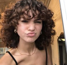 Curly Haircuts Without Bangs, Curly Haircut Bangs Natural Curls, Curtain Bangs Medium Hair Curly Wavy, Haircuts For People With Curly Hair, Hair Color Ideas For Pink Skin Tone, Short Length Haircut Curly Hair, Cute Curly Haircuts Short, Shag Curly Hair Short, Queer Curly Haircut Long