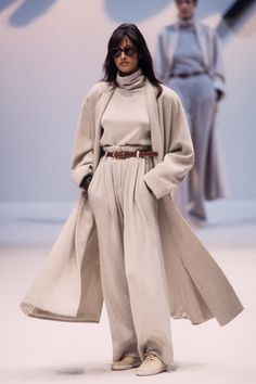 Classic Couture Fashion, Classic Runway Fashion, 2021 Runway Fashion, Yasmeen Ghauri Style, Yasmeen Ghauri Outfit, 90’s Runway, Runway Fashion Winter, Yasmeen Ghauri Runway, 90s Chic Fashion