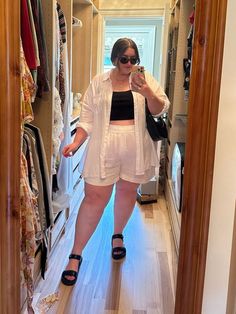 Plus Size Outfits Big Belly, Plus Size Casual Outfits Spring Summer, Plus Size Summer Outfits Shorts, White Linen Shorts Outfit, Diana Dares, Plus Size Airport Outfit, Portugal Outfits