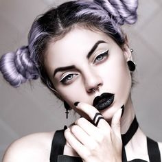 Pastel grunge black makeup look - http://ninjacosmico.com/35-grunge-make-up-ideas/ Goth Hair Ideas Short, Styl Goth, Fete Emo, Maquillage Goth, Black Makeup Looks, Makeup 2018, Twisted Hair