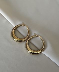 24k Gold plated hoop earrings, thick hoop earrings. Size: 40x38.5x3.5~9mm or 28x19x10mm These hoops are perfect for everyday wear.  They are anti-tarnish & hypoallergenic. Wear them alone or pair them with our other earrings. The perfect accessory to add a touch of glamour and boldness to any outfit. Material:  Gold plated , Durable & great quality. Ready to ship 1-3 days! FREE EXPRESS SHIPPING  I N S T A G R A M : If you like your jewelry, Please tag and follow us @foreveremberjewelry. Earrings For Everyday, Small Hoop Gold Earrings, Non Tarnish Earrings, Earrings For Everyday Wear, Gold Earring Hoops, Hoops Gold Earrings, Thick Gold Earrings, Gold Jewelry Hoops, Gold Jewelry Accessories