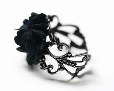 A jet black rose cabochon blooms from a silver plated vintage filigree ring. When wrapped around your finger, you feel as glamorous and romantic as the Victorian Ladies of centuries past. Its also got a strong vintage glamour feel. Adjustable to fit any size (just squeeze the ends tighter). Fits size 5 to 9, I can do size 10/11 on special order. Convo me for details. If its loose on your ring finger you can squeeze it tighter or try it on your middle or index fingers. The base is strong but ... Glamour Vintage, Pola Gelang, Steampunk Necklace, Rose Necklace