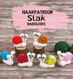 there are knitted snails sitting on top of logs with the words hakapatoon slak