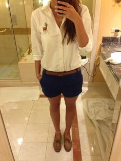 Question Photo, Casual Summer Outfits For School, Summer Outfits For School, Adrette Outfits, Short Azul, Pony Shirt, Preppy Mode, Lunch Outfit, Stile Preppy