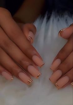 Nail Color For Caramel Skin Tone, Nude Neutral Nails, Luxury Nails Classy Short, Gold Lined Nails, Unique Classy Nails, Neutral Short Nails Design, Short Classy Nails Black Women, 2024 Trend Nails, Sqovalnails Medium