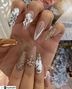 Gold And Pink Christmas Nails, Winter And New Year Nails, Christmas Nails 2023 Neutral, New Year And Christmas Nails, Short Glam Nails Acrylic, Christmas Nails Rhinestones, Nails For Christmas And New Years, New Years Acrylics, Nails Art Noel