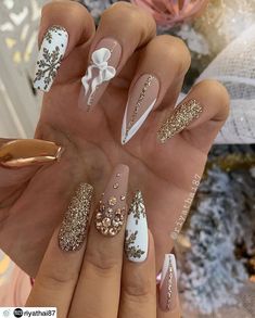 Gold And Pink Christmas Nails, Winter And New Year Nails, Christmas Nails 2023 Neutral, New Year And Christmas Nails, Short Glam Nails Acrylic, Nails For Christmas And New Years, Christmas Nails Rhinestones, New Years Acrylics, Nails Art Noel