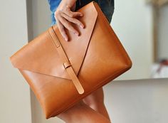 Leather clutch Macbook Air Bag, Sacs Design, Tas Fashion, Kelly Bag, Leather Projects, Bagpack, Macbook Air, Beautiful Bags, Leather Purse