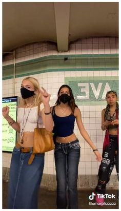 Crop Top And Low Rise Jeans, Low Waisted Flare Jeans Outfit Y2k, Low Rise Jeans 2000s Aesthetic, Low Rise Jeans And Crop Top, Low Rise Flares Outfit, Styling Low Waist Jeans, Low Jeans 2000s, Low Rise Flare Jeans Outfit Aesthetic, Low Waist Flared Jeans Outfit