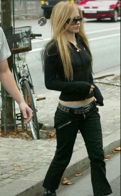 Avril Lavigne Outfits, Rockstar Aesthetic Outfits, 2000s Outfit, Outfits 2000s, Rockstar Aesthetic, Famous Outfits, 2000s Fashion Outfits