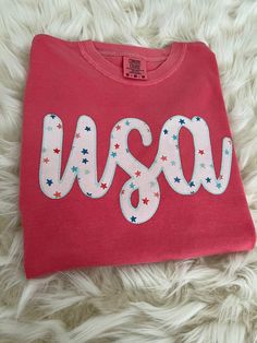 Seriously obsessed with these for the Fourth of July! The perfect T-shirt color and fabric for being festive this 4th! Fourth Of July Embroidery, Fourth Of July Shirts For Women, Cute Fourth Of July Shirts, Cricut Projects Shirts, Summer Shirts Vinyl, Fourth Of July Shirts Vinyl, Monogrammed Hats, 4th Of July T Shirts, Vinyl Shirt Ideas