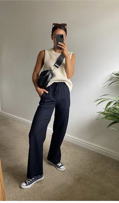 Casual Summer Outfits Cargo Pants, Black T Shirt Work Outfit, Trendy Therapist Outfits, Tech Company Office Outfits, Professional Outfits Gen Z, Dark Hair Outfits Summer, Smart Casual Work Women, Tom Boy Chic Style Inspiration, Cropped Linen Shirt Outfit