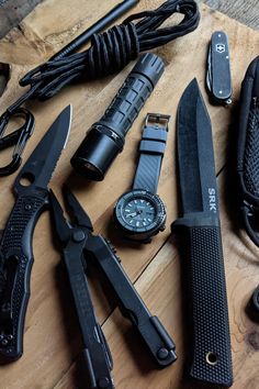 Layflat Photography, Camping Gear Checklist, Survival Gadgets, Edc Carry, Edc Gadgets, Bushcraft Knife, Edc Tactical, Tactical Gear Loadout, Combat Gear