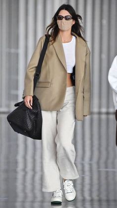 Travel Look Outfits, Celebrity Travel Style, Off White Sweatpants, Crop Top And Sweatpants, Celebrity Airport Outfit, Airport Outfit Celebrity, Airplane Outfits, Celebrity Airport Style, Fashion Travel Outfit