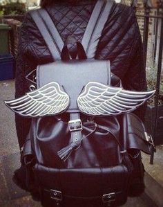 En la prehistoria, el hombre tenía la necesidad de llevar sus pertenencias de un lugar a otro de manera que no se dañaran. Luego de probar diversas fo... Unique Backpacks, Unicorn Bag, Kawaii Bags, Space Outfit, Kawaii Accessories, Cute Backpacks, Glam Fashion, Kawaii Clothes