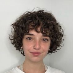 St Vincent Curly Hair, Stacked Haircuts For Curly Hair, Ear Length Bob Curly, Short Curly Hair With Fringe Bangs, Curly Micro Bob, Short Curly Haircuts With Layers, Short Haircut Ideas For Curly Hair, Tomboy Curly Hair, Nonbinary Hair Curly