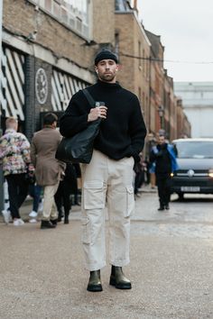 Mens Fall Fashion 2022 Streetwear, Men London Fashion, Mens Streetwear Fall 2023, Men Outfits With Jacket, Man 2023 Fashion, Men’s Cool Outfits, Casual Style Men Outfits, Paris Fashion Men Winter, H And M Men Outfits