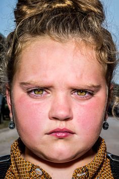 See Photographer Bruce Gilden's 'Blunt' State Fair Portraits Showing Teeth Pose, Unique People Faces, Cool Portraits, Bruce Gilden, Faces Reference, Fair Face, Faces Photography, Pose Portrait, William Klein